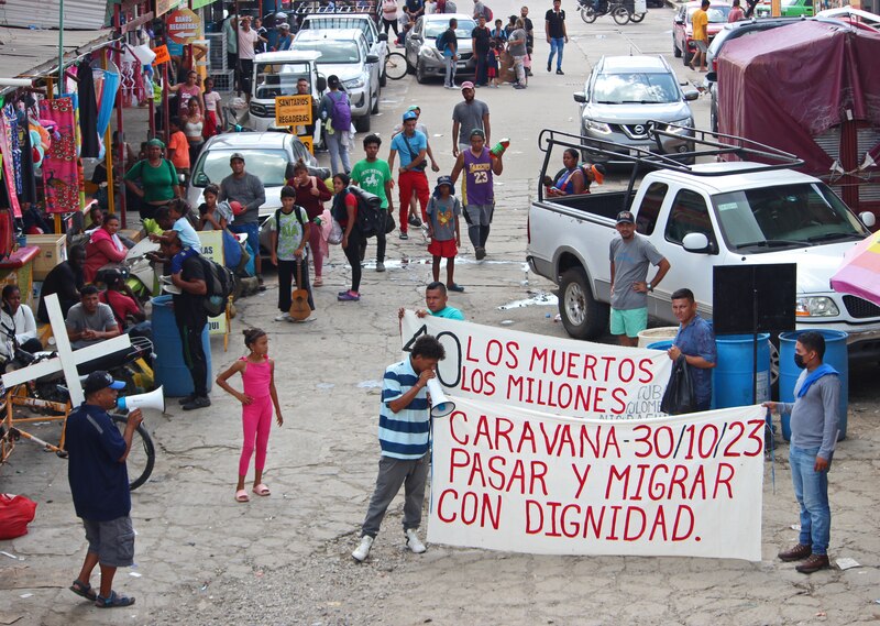 Caravana de migrantes centroamericanos avanza hacia la frontera de Estados Unidos