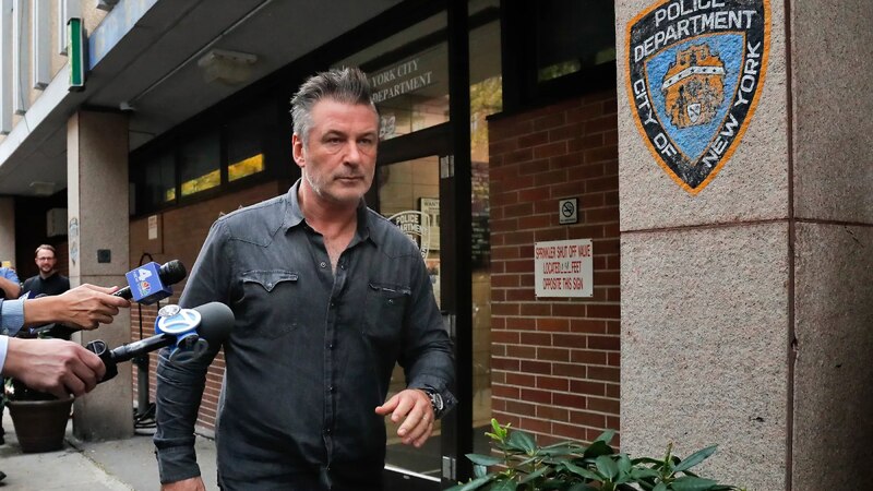 Alec Baldwin abandona la comisaría tras ser interrogado por el tiroteo en el rodaje de 'Rust'