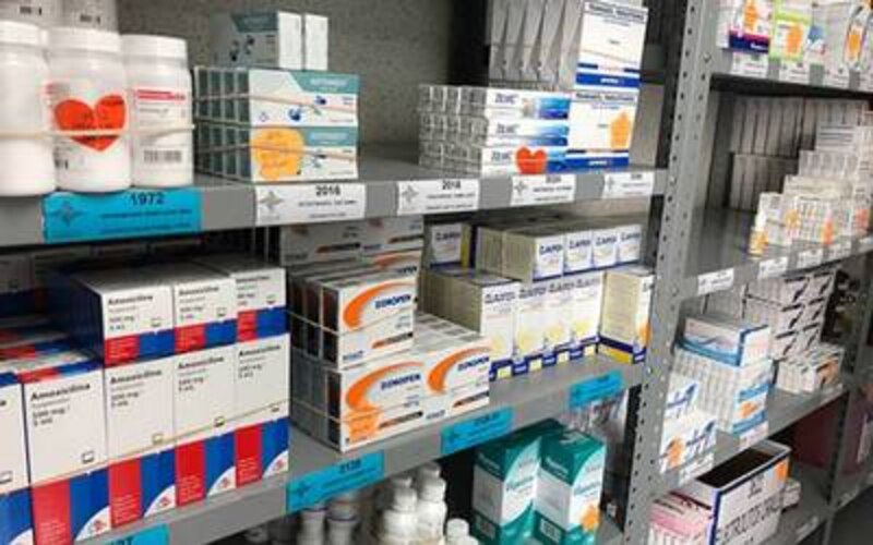 Inventario de medicamentos en una farmacia