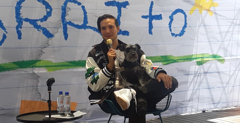 El cantante colombiano Maluma es entrevistado junto a su perro