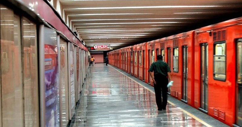 Un hombre camina por un andén del metro de la Ciudad de México