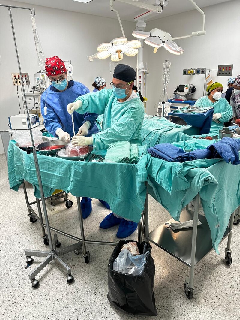 Médicos del Hospital General de Tulancingo durante el procedimiento de donación multiorgánica en 2025