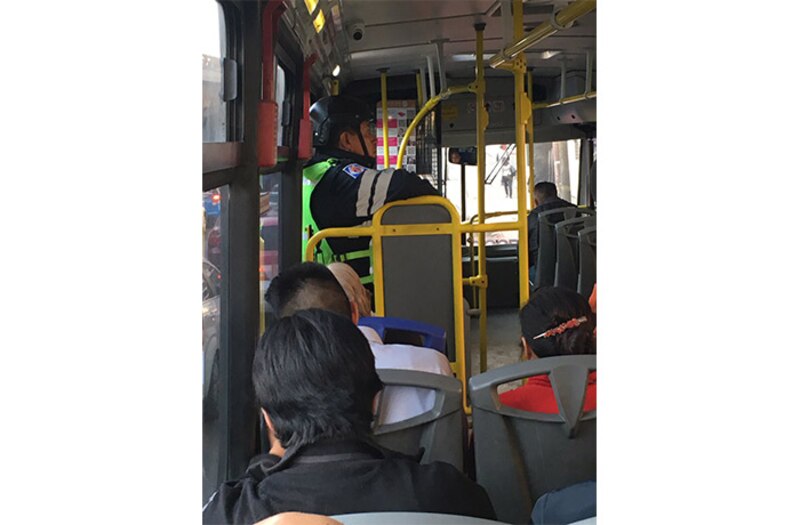 Policía en el autobús