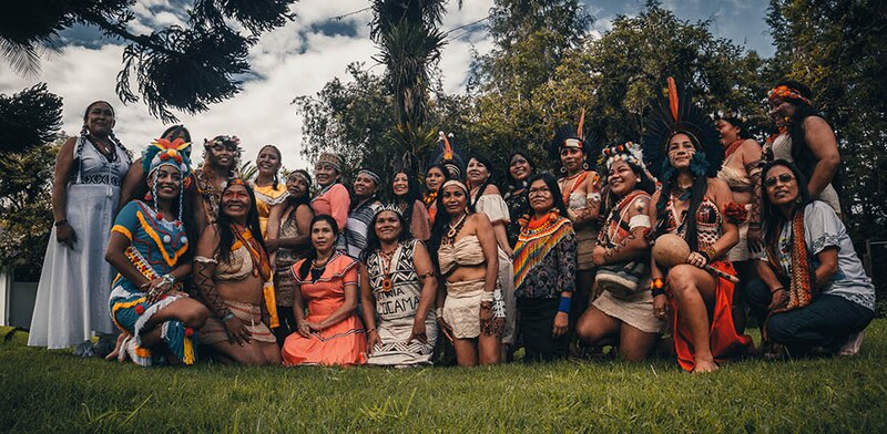 Mujeres indígenas en una ceremonia tradicional