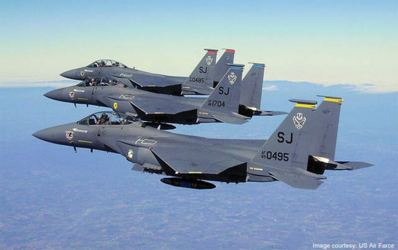 Tres cazas F-15 Eagle de la Fuerza Aérea de los Estados Unidos vuelan en formación.