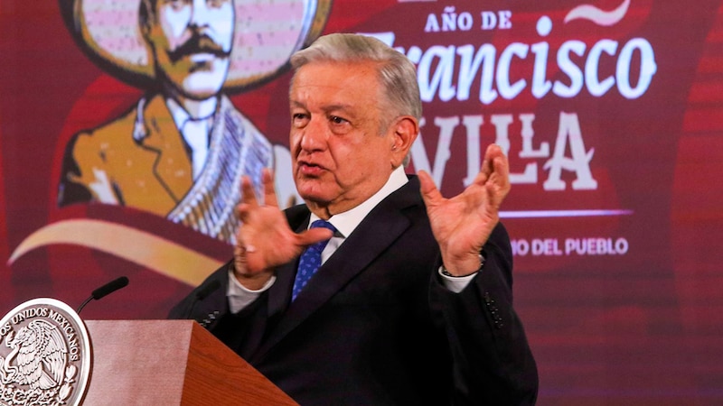 El presidente Andrés Manuel López Obrador pronuncia un discurso en un evento público.