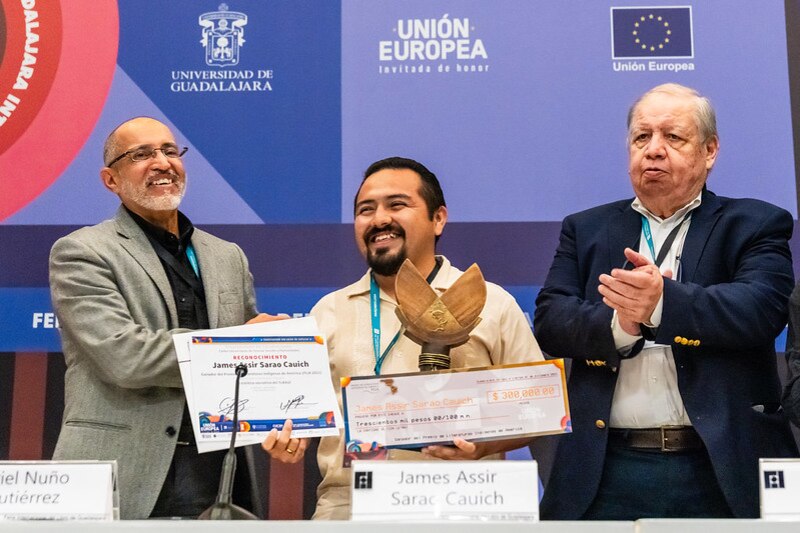 Entrega de reconocimiento a James Assir Sarao Cauich
