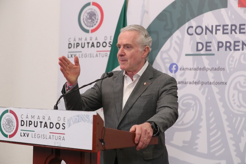 El presidente de la Cámara de Diputados, Santiago Creel, en una conferencia de prensa.