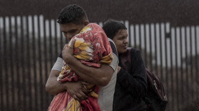 Familias migrantes buscan refugio en la frontera entre México y Estados Unidos