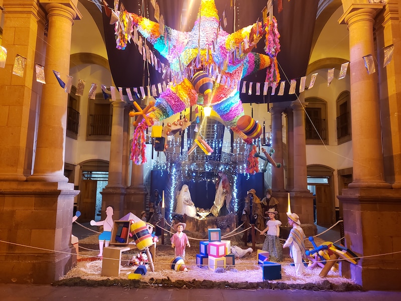 Nacimiento mexicano con piñata