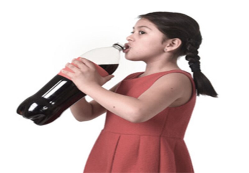 Niña bebiendo una botella de refresco