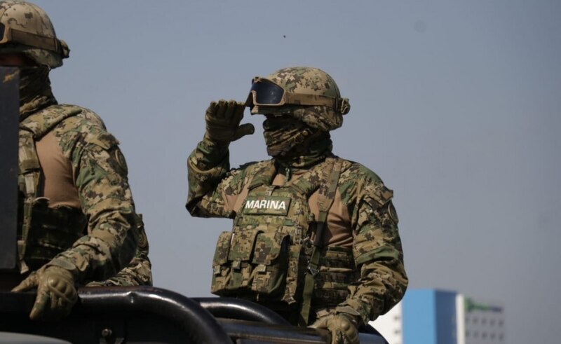 Soldado de la Marina mexicana saluda durante un desfile militar.