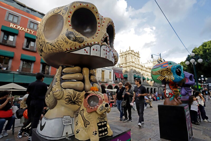 Calaveras gigantes en el Zócalo de la Ciudad de México