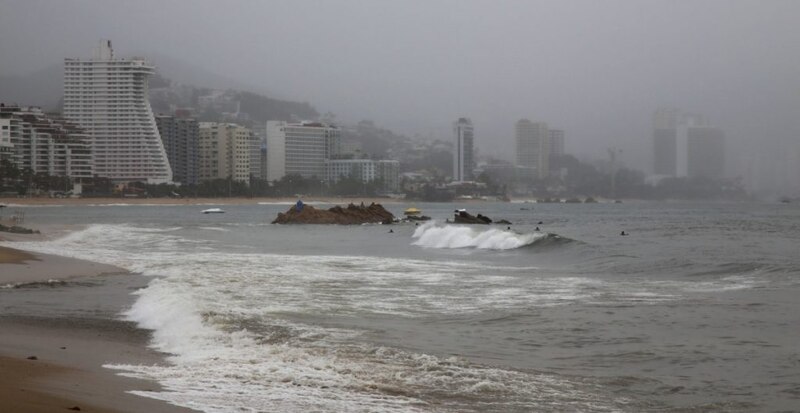 Playa de Acapulco con mal tiempo
