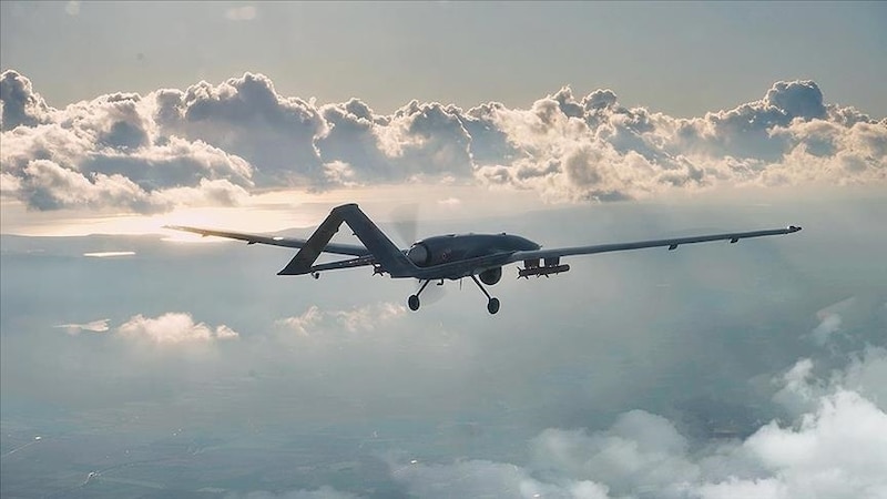 Un dron militar vuela sobre las nubes