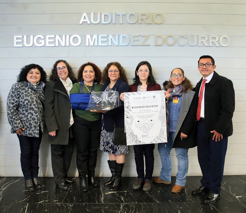 Entrega de reconocimiento a la UAM Azcapotzalco por sus aportes en gestión y tratamiento de residuos