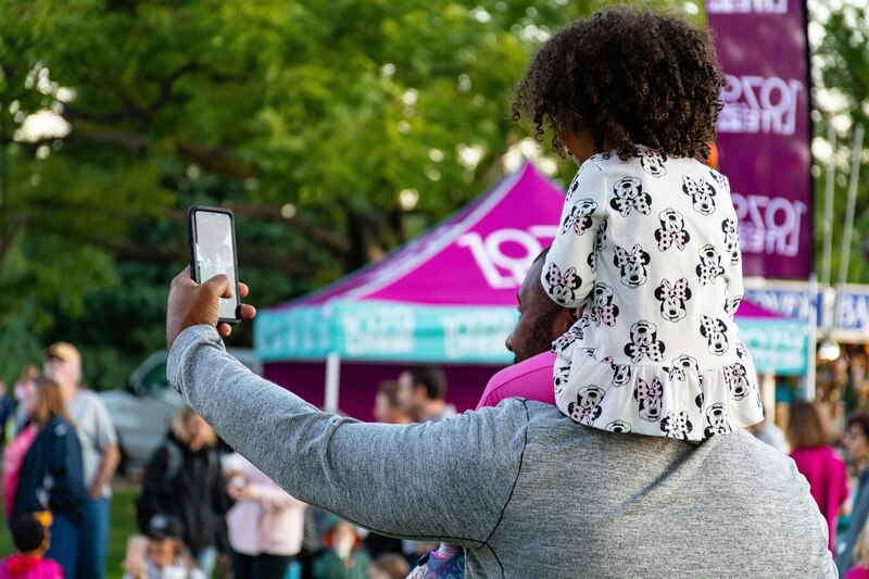 Hombre tomándose una selfie con su hija