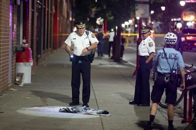 La policía investiga un tiroteo en una calle de la ciudad.