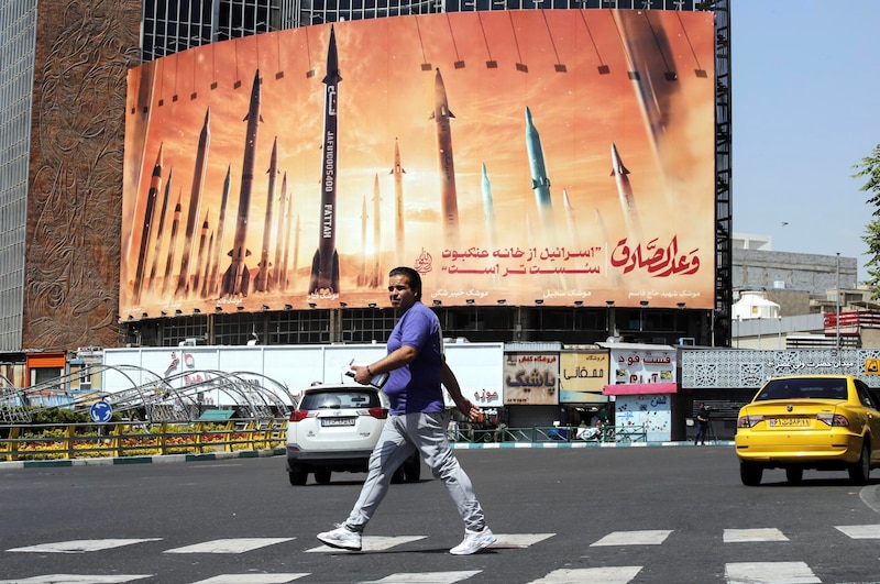 Irán muestra su poderío militar con un desfile de misiles