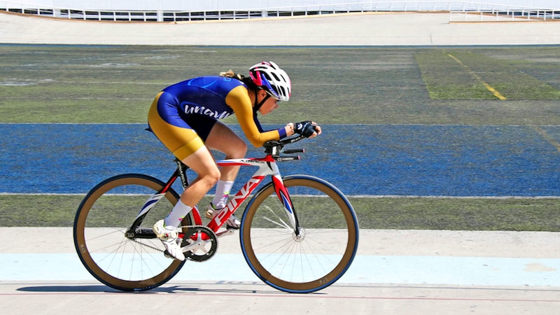 Ciclista en el velódromo