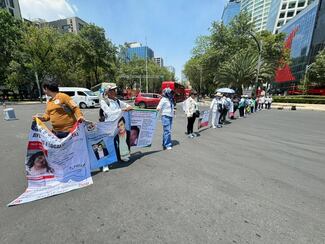 Bloquean Paseo de la Reforma para exigir justicia por desaparecidos en Guerrero