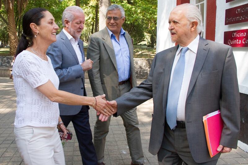 Políticos estrechando manos