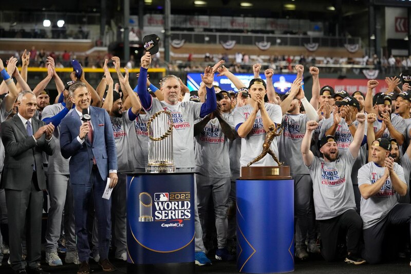 Los Rangers de Texas celebran su victoria en la Serie Mundial de 2023.