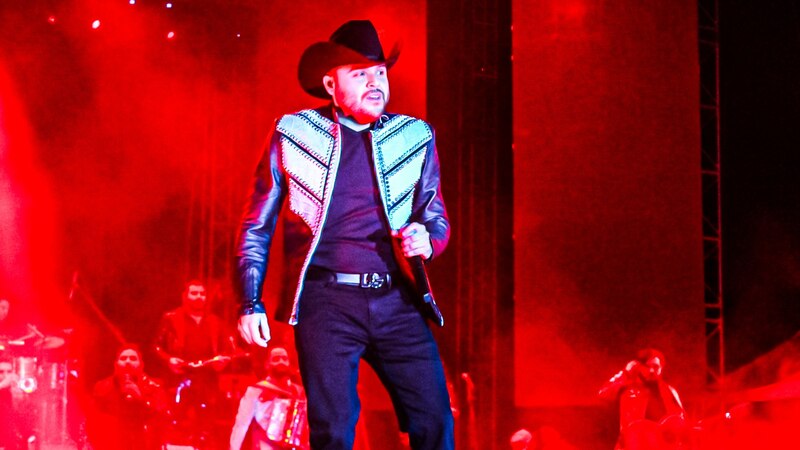 Pepe Aguilar cantando en concierto