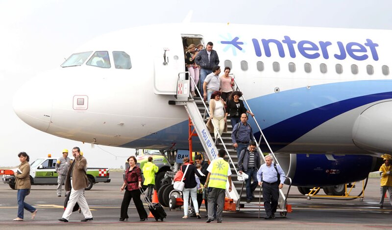 Pasajeros abordan un avión de Interjet