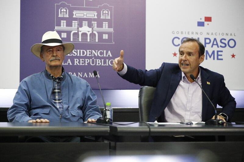 El presidente Varela y el expresidente Martinelli en una conferencia de prensa