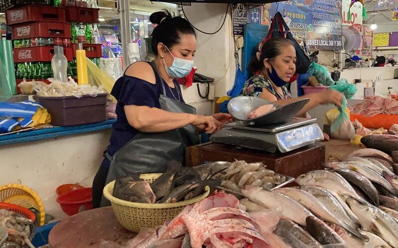 Mujeres trabajan en una pescadería