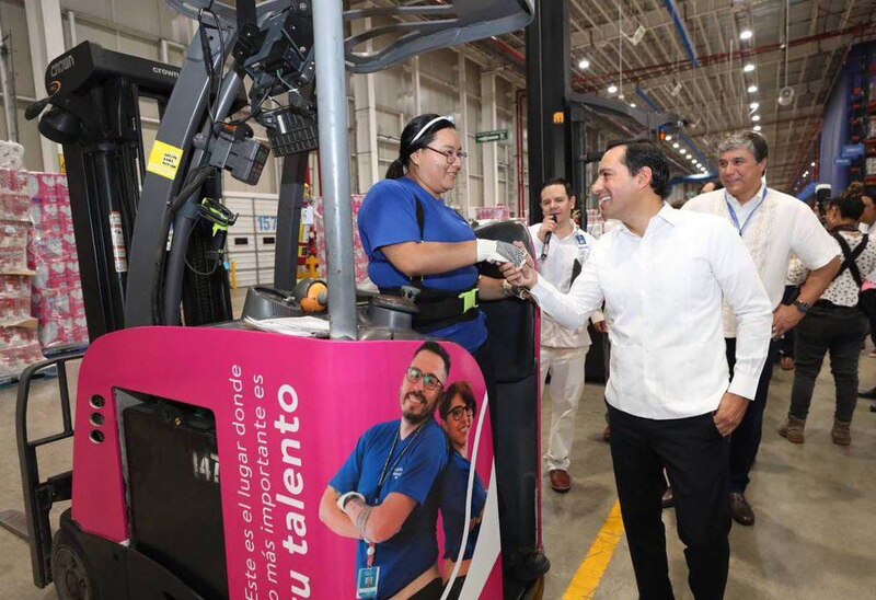 El presidente López Obrador visita una fábrica de la empresa Crown en Guanajuato