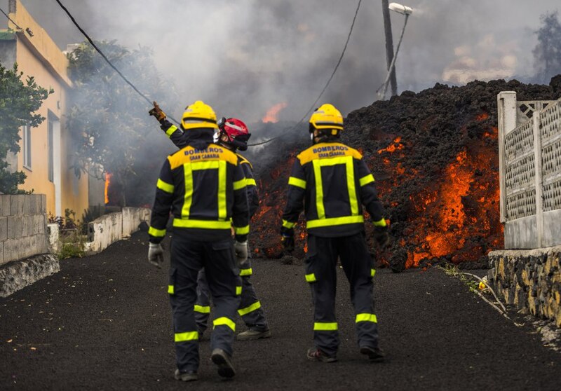 Bomberos combaten un incendio forestal en La Palma