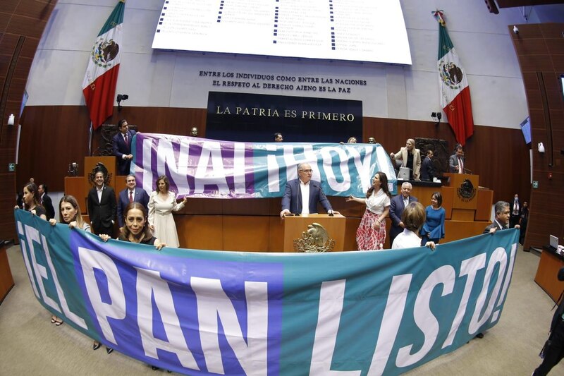 Diputados protestan contra la violencia de género