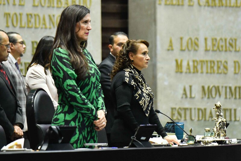 Kenia López Rabadán, vicepresidenta de la mesa directiva y Dolores Padierna, presidenta de la mesa directiva, durante la sesión ordinaria de la Cámara de Diputados, en la que se rindió homenaje y minuto de silencio en memoria del exdiputado federal Benito Aguas Atlahua, quien falleció ayer tras un ataque armado en Veracruz.