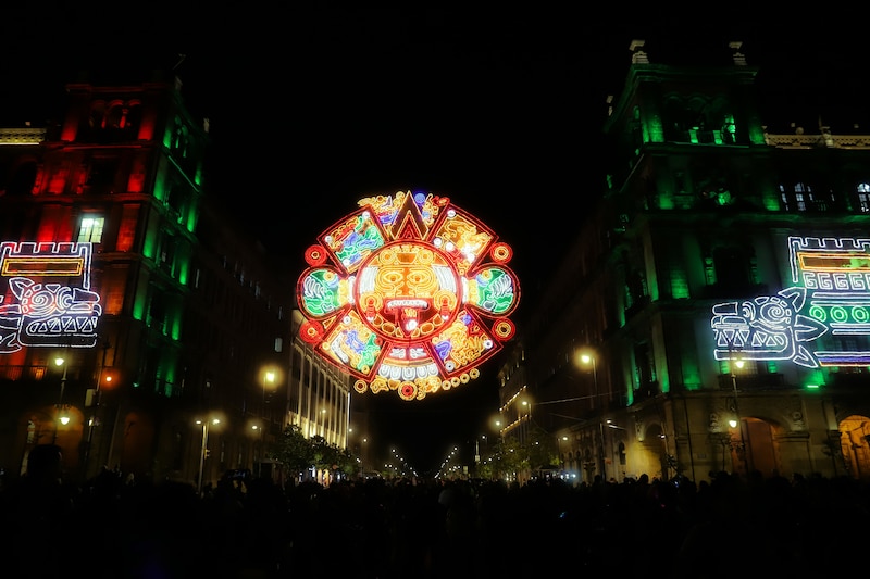 Paseo de la Reforma iluminado con motivo de las fiestas patrias