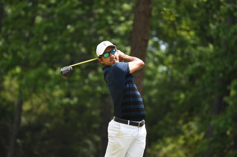 Golfista masculino joven da un golpe con el driver