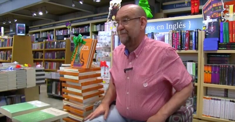 El autor de "La conjura de los necios" firma ejemplares de su libro en una librería