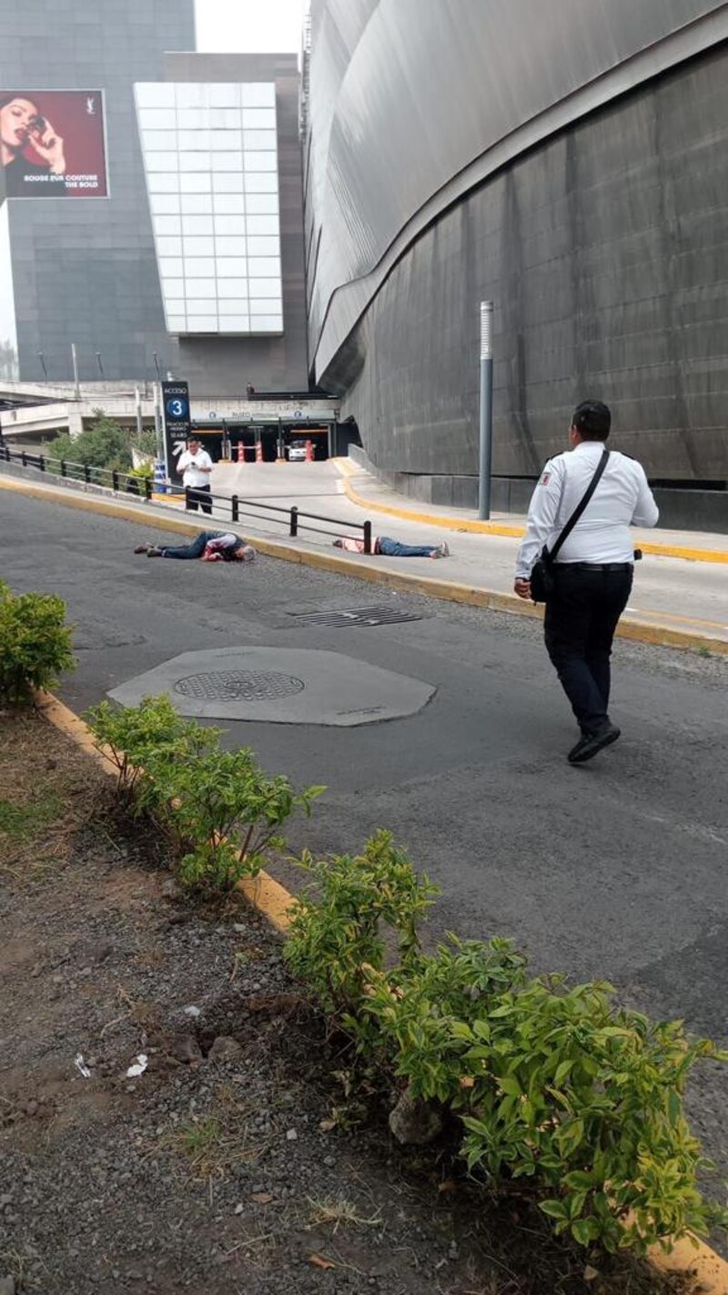 Sicarios matan a dos hombres en estacionamiento de plaza comercial en CDMX
