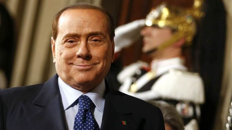 Silvio Berlusconi, el exprimer ministro de Italia, sonríe durante una ceremonia.