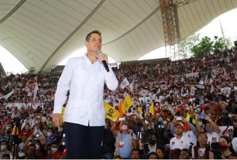 El presidente electo Gustavo Petro pronuncia un discurso ante una multitud en Bogotá