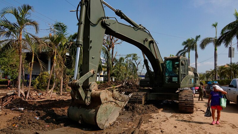 Excavadora trabajando en las labores de limpieza tras el paso del huracán.