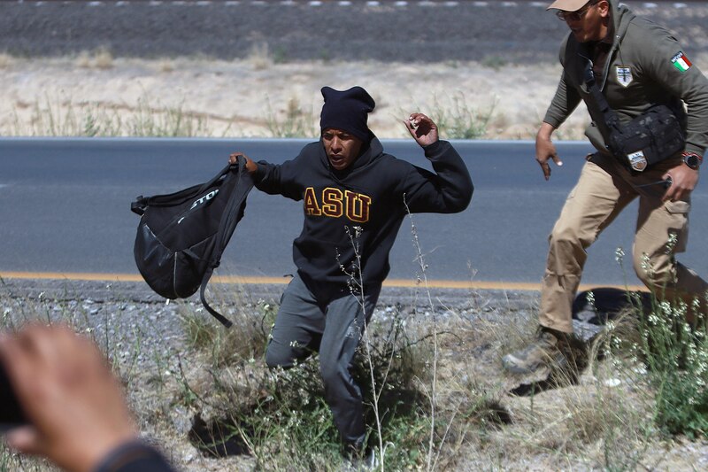 Migrante huyendo de la policía