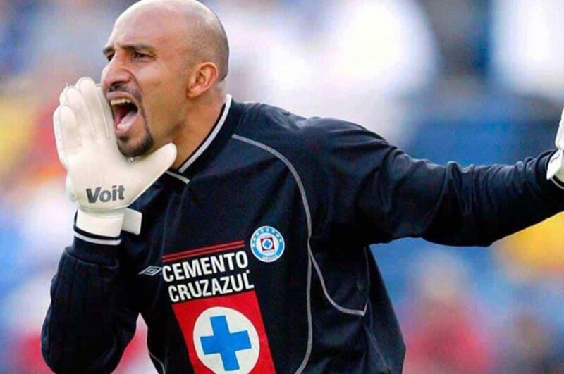 El portero de Cruz Azul, Óscar Pérez, grita durante un partido de fútbol.