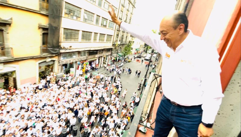 El candidato saluda a sus seguidores desde el balcón