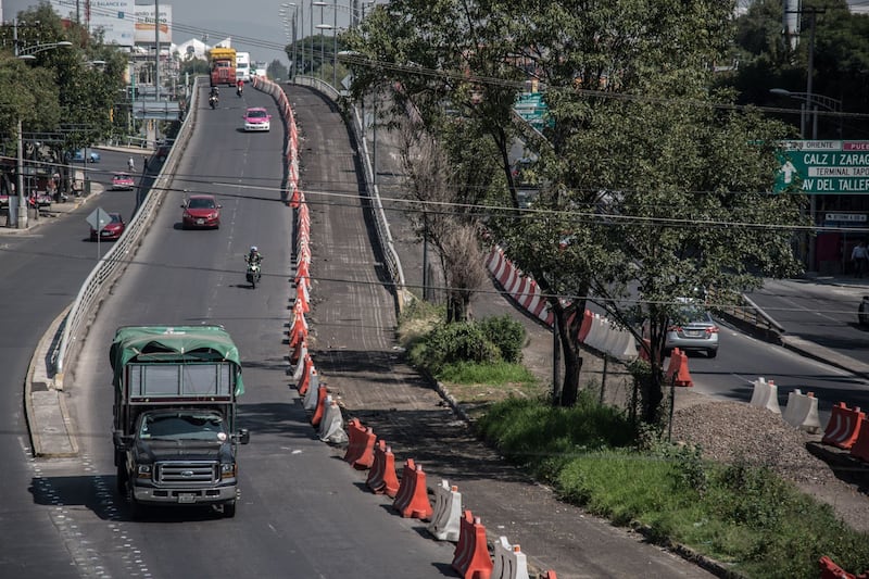 Continúan los trabajos de construcción de la ampliación de la línea 5 del metrobús, la cual contará con un recorrido que va de San Lázaro a Calzada de las Bombas, De acuerdo a las autoridades capitalinas, se contempla que las obras sean entregadas en un plazo de dos meses.