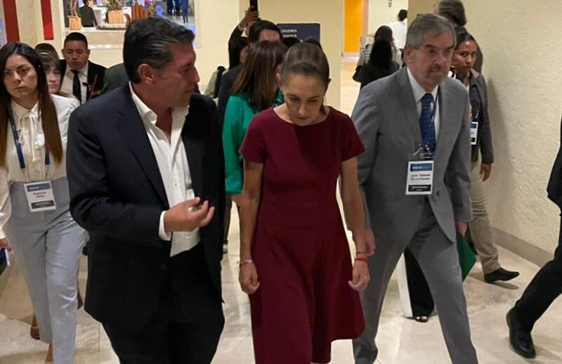 La presidenta Xiomara Castro, acompañada de su esposo Manuel Zelaya, saluda a los invitados a la toma de posesión.