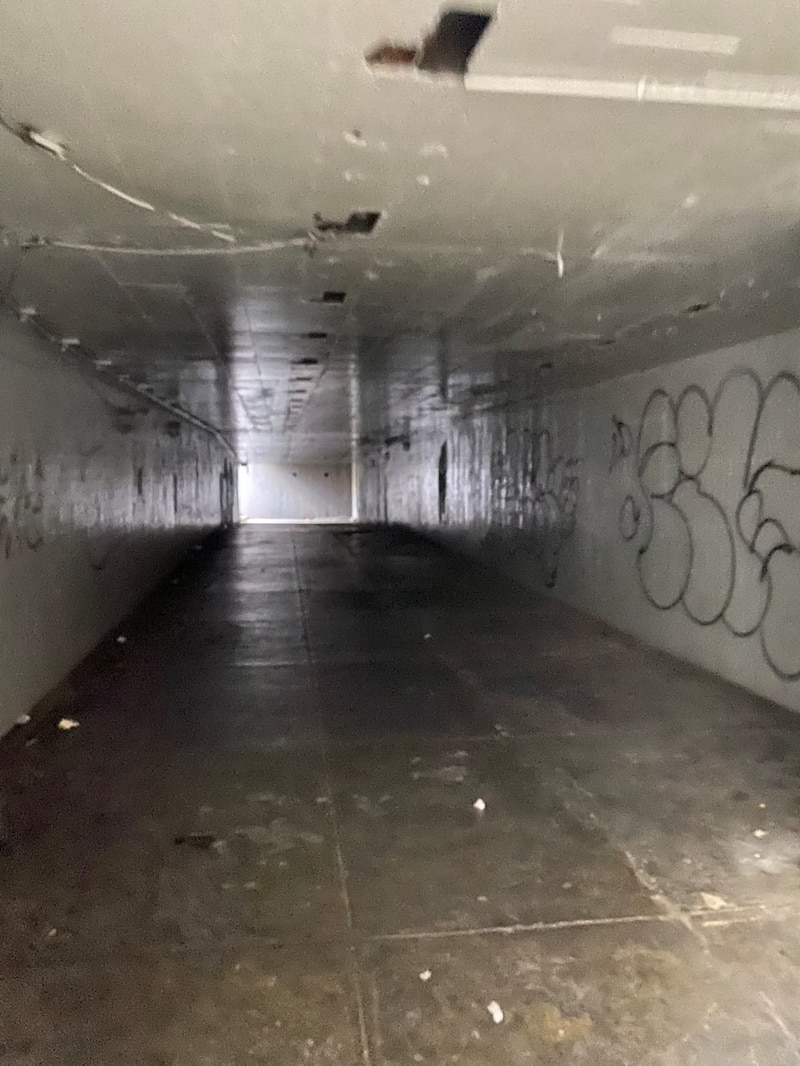 Un túnel urbano oscuro y vacío