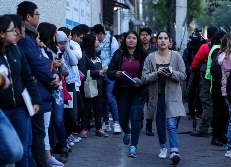 Estudiantes haciendo fila para entrar a un examen