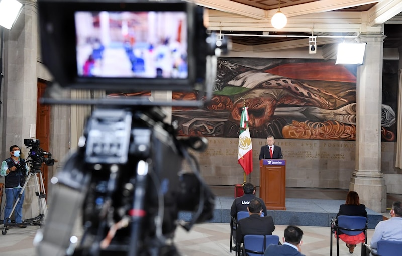 El presidente López Obrador da un discurso ante los medios de comunicación.